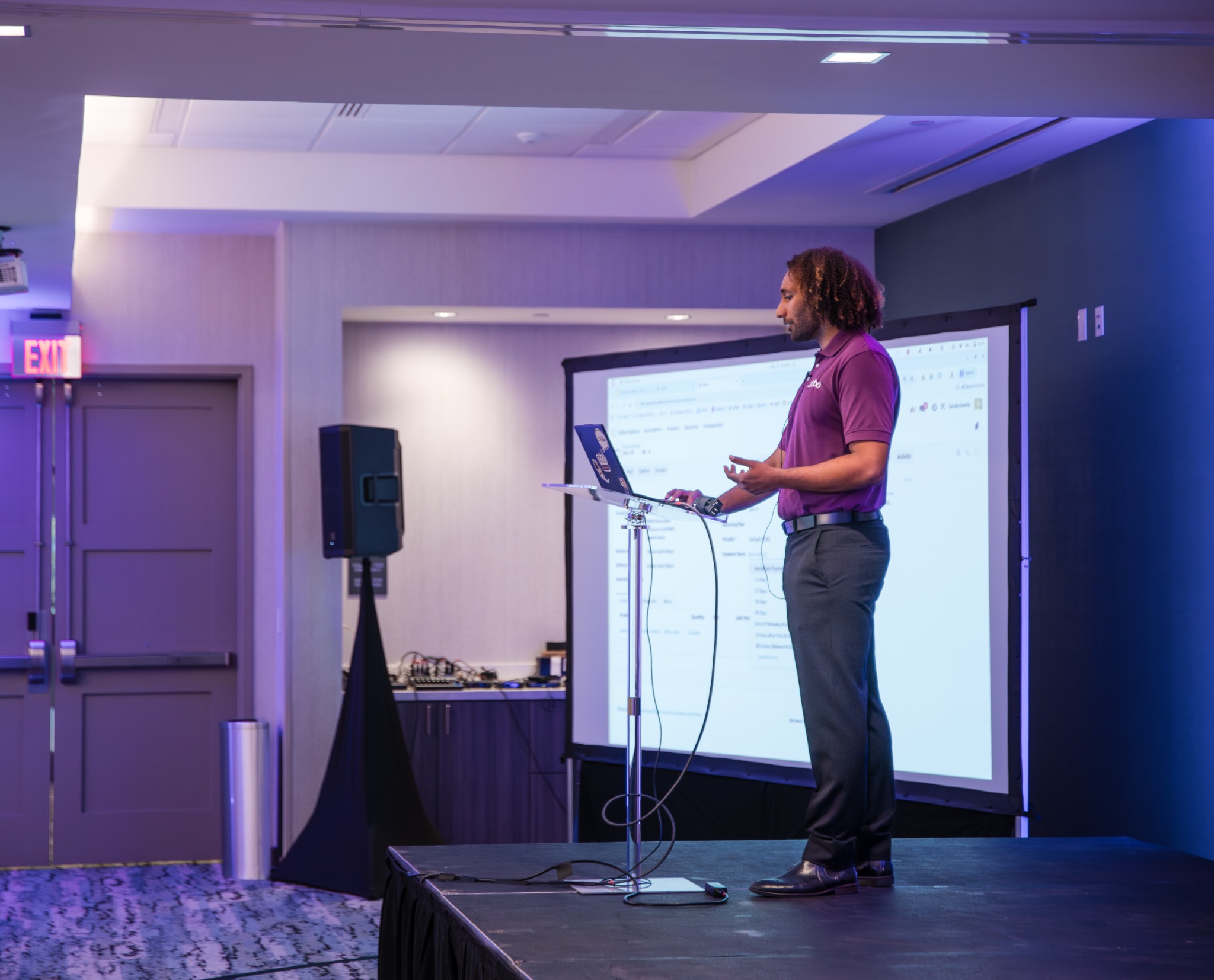 Wide view of an Odoo presentation and projected slides